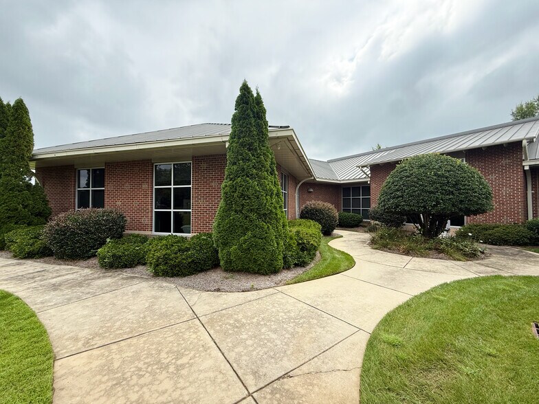 1393 Carrollton Crossing Dr, Kernersville, NC à louer - Photo de l’immeuble – Image 2 sur 11