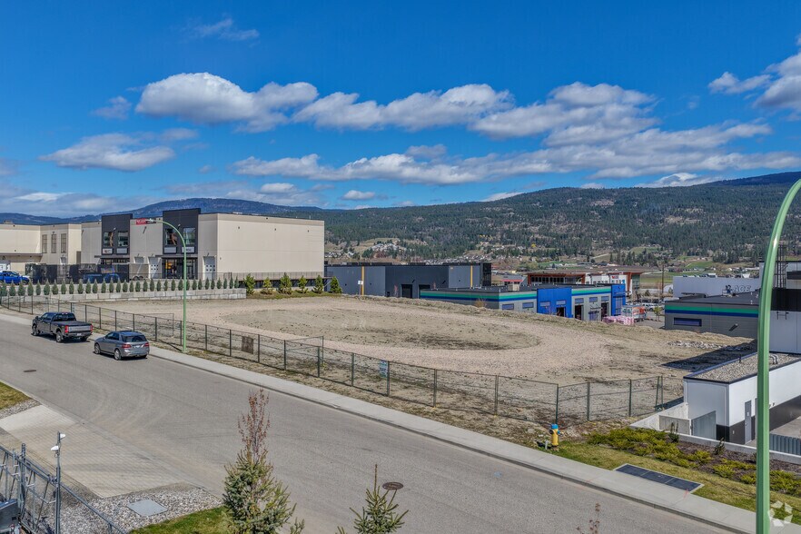 2075 Matrix Cres, Kelowna, BC à louer - Photo de l’immeuble – Image 2 sur 19