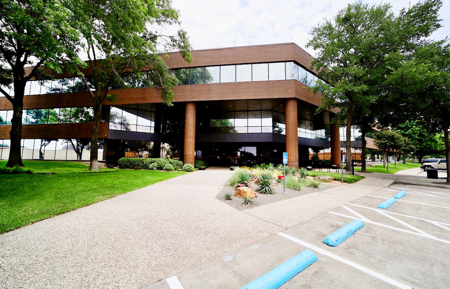 524 E Lamar Blvd, Arlington, TX à louer - Photo de l’immeuble – Image 1 sur 6