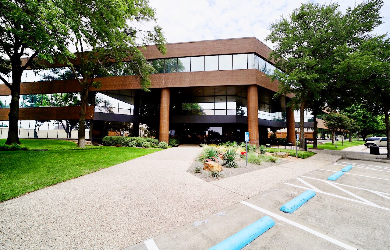 524 E Lamar Blvd, Arlington, TX à louer Photo de l’immeuble– Image 1 sur 7