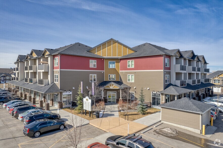 101 Sunset Dr, Cochrane, AB à louer - Photo principale – Image 2 sur 7