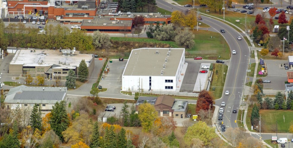 2 Scanlon Crt, Aurora, ON à louer - Photo de l’immeuble – Image 3 sur 3