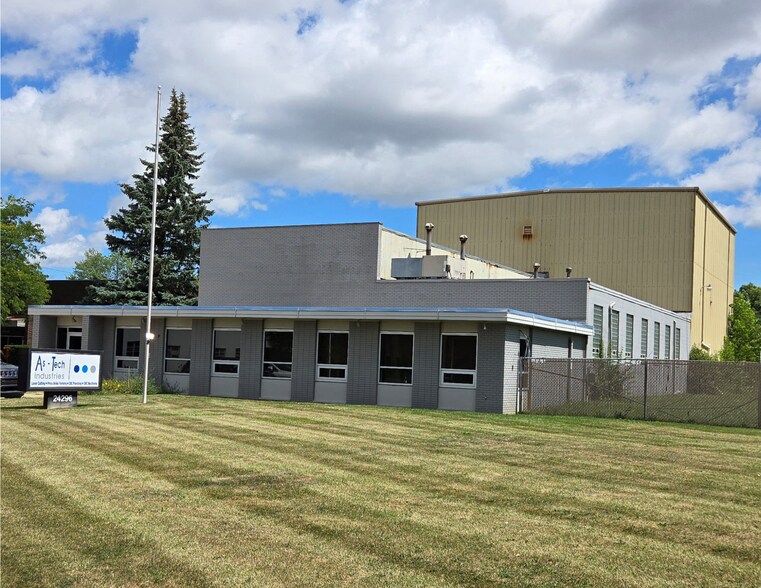 24296 Gibson Dr, Warren, MI à vendre - Photo principale – Image 1 sur 1