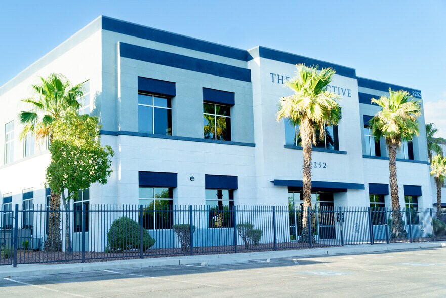 2252 Pama Ln, Las Vegas, NV à louer - Photo de l’immeuble – Image 3 sur 23