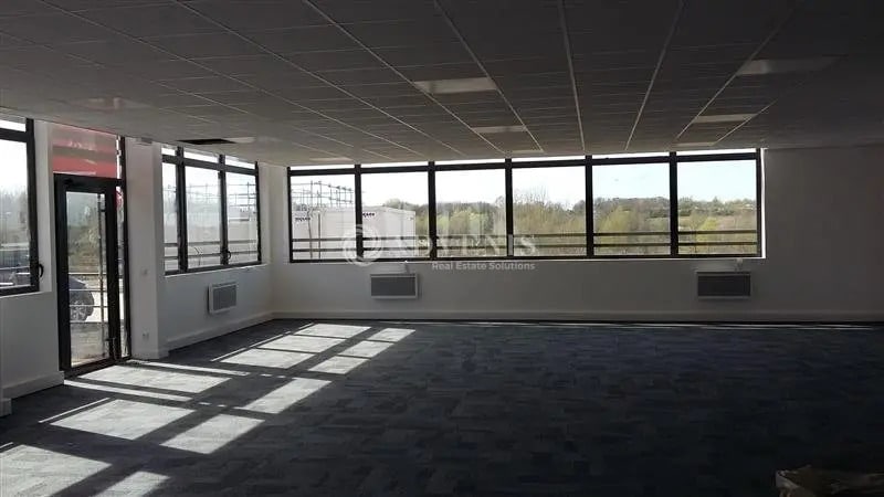 Local d’activités dans Bussy-Saint-Georges à louer - Photo de l’immeuble – Image 3 sur 7