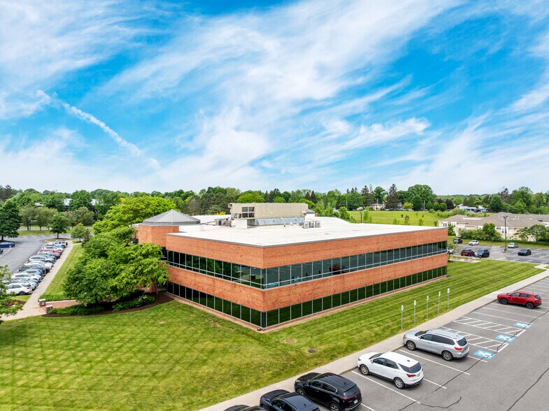 251 Salina Meadows Pky, Syracuse, NY à vendre - Photo de l’immeuble – Image 3 sur 13