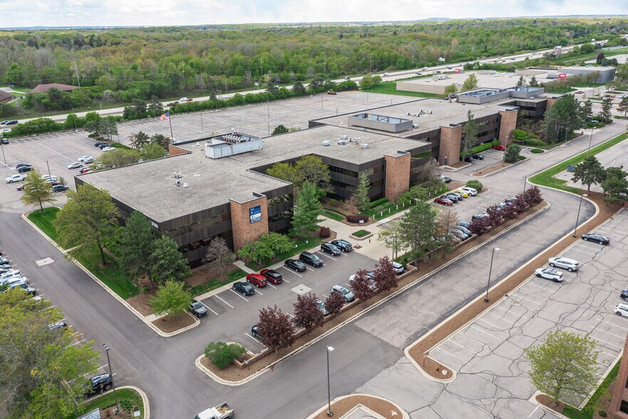 27555 Farmington Rd, Farmington Hills, MI à louer - Aérien – Image 1 sur 17