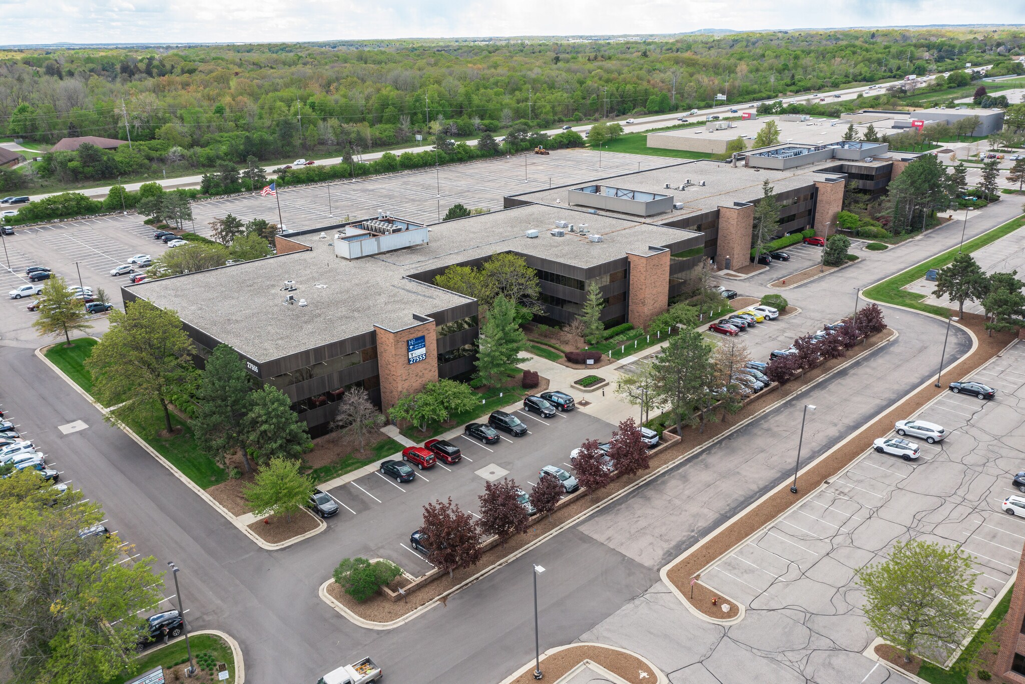 27555 Farmington Rd, Farmington Hills, MI à louer Aérien– Image 1 sur 18