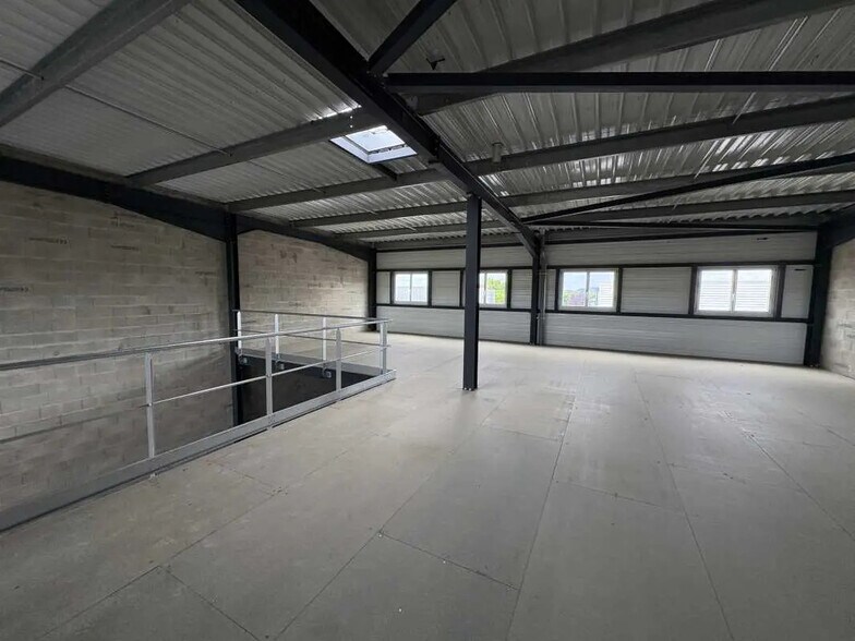 Local d’activités dans Sacy-le-Grand à louer - Photo de l’immeuble – Image 3 sur 3