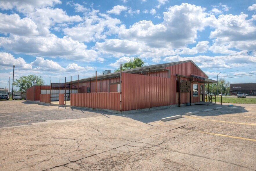 106 NW 4th St, Lindsay, OK à vendre - Photo de l’immeuble – Image 3 sur 28