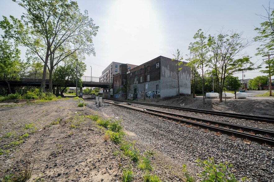 2446 25th St, Cleveland, OH à vendre - Photo de l’immeuble – Image 3 sur 6