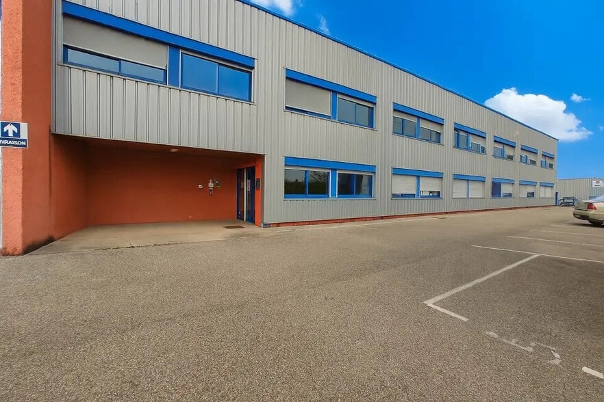 Local d'activités dans Vaulx-Milieu à vendre - Photo de l’immeuble – Image 2 sur 10