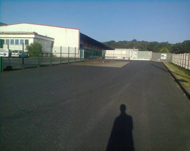 Local d’activités dans Vallet à louer - Photo de l’immeuble – Image 2 sur 8