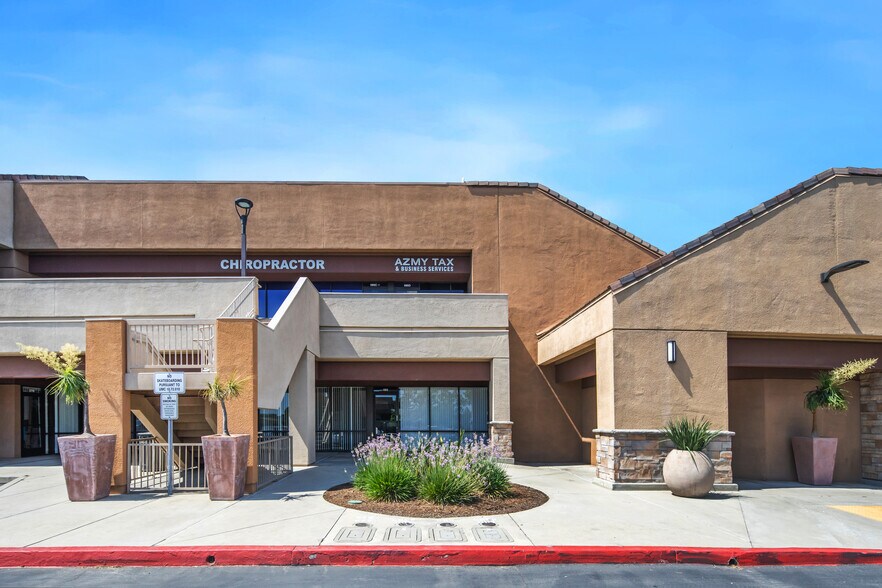 559 N Mountain Ave, Upland, CA à louer - Photo de l’immeuble – Image 2 sur 18