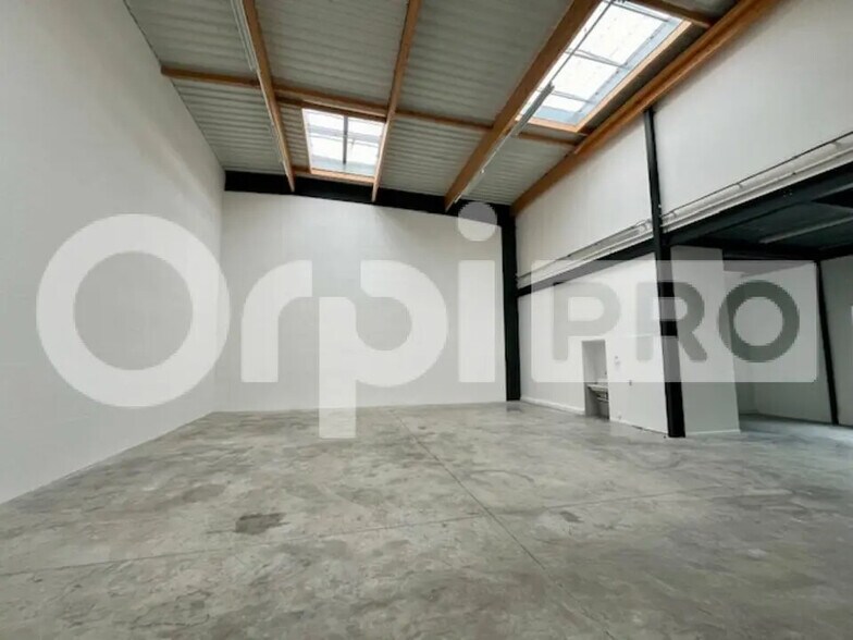 Local d’activités dans Lieusaint à louer - Photo intérieure – Image 2 sur 11