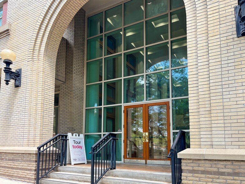 300 E University Ave, Gainesville, FL à louer - Photo intérieure – Image 2 sur 27