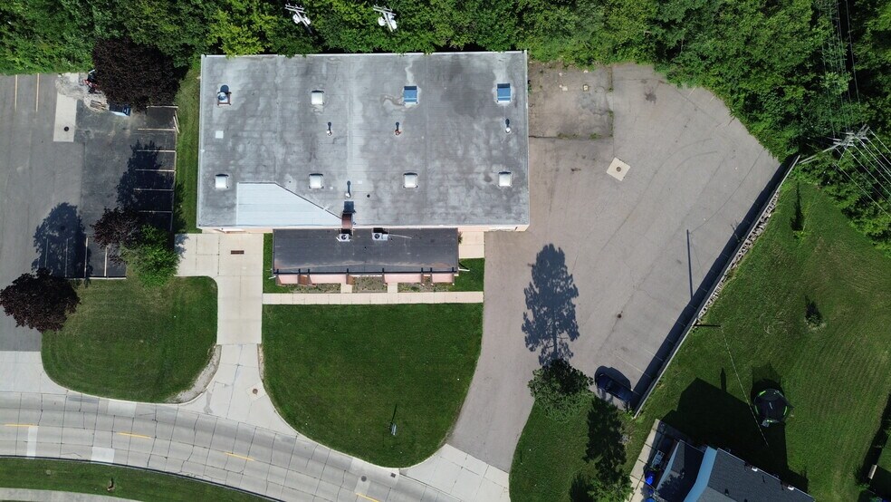 34180 Klein Rd, Fraser, MI à vendre - Photo de l’immeuble – Image 2 sur 5