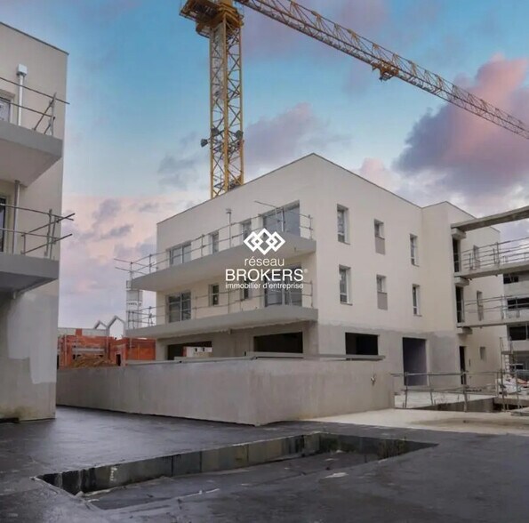 Local commercial dans Pusignan à vendre - Photo de l’immeuble – Image 3 sur 3