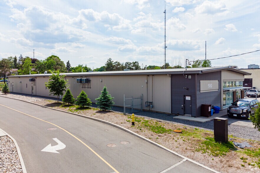 580 Industrial Ave, Ottawa, ON à louer - Photo de l’immeuble – Image 3 sur 3