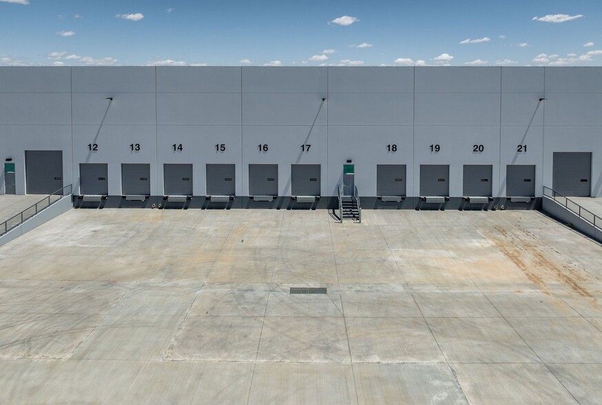 13550 W Auto Dr, Goodyear, AZ à louer - Photo de l’immeuble – Image 3 sur 14