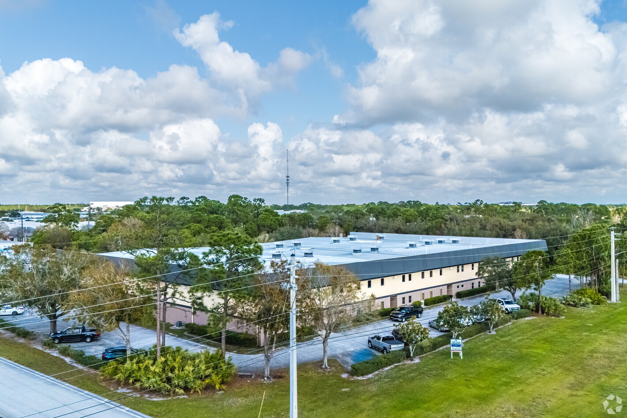 660 NW Peacock Blvd, Port Saint Lucie, FL à louer Photo de l’immeuble– Image 1 sur 4