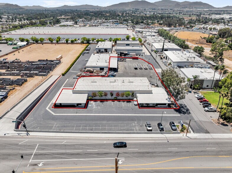 575-585 Iowa Ave, Riverside, CA à louer - Photo de l’immeuble – Image 2 sur 9