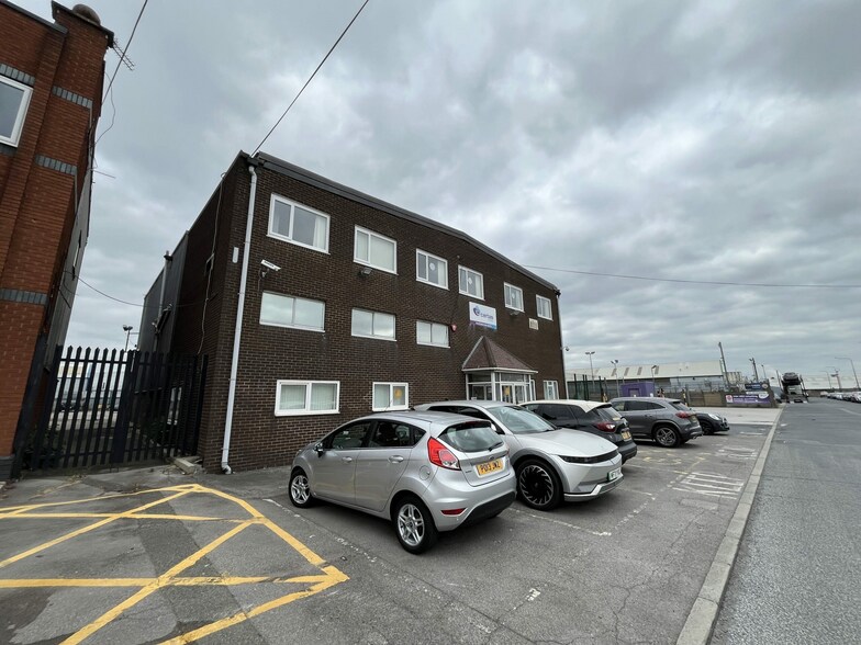 Lyons Rd, Manchester à vendre - Photo de l’immeuble – Image 2 sur 12