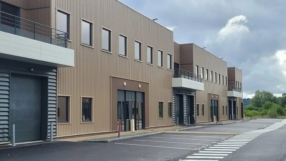 Local d'activités dans Oissel à vendre - Photo de l’immeuble – Image 2 sur 7