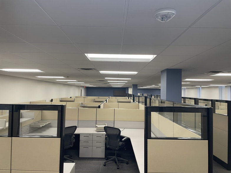 8267 Elmbrook Dr, Dallas, TX à louer - Photo intérieure – Image 2 sur 31