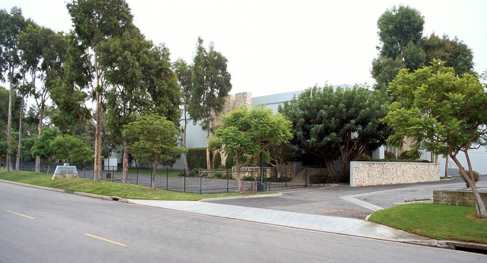 860 Sandhill Ave, Carson, CA à vendre - Photo de l’immeuble – Image 3 sur 8