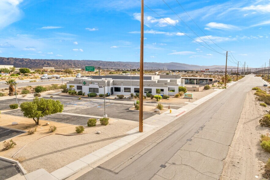 690 W Garnet Ave, Palm Springs, CA à louer - Photo de l’immeuble – Image 2 sur 11