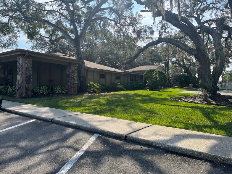 911-917 S Parsons Ave, Brandon, FL à louer - Photo de l’immeuble – Image 3 sur 18