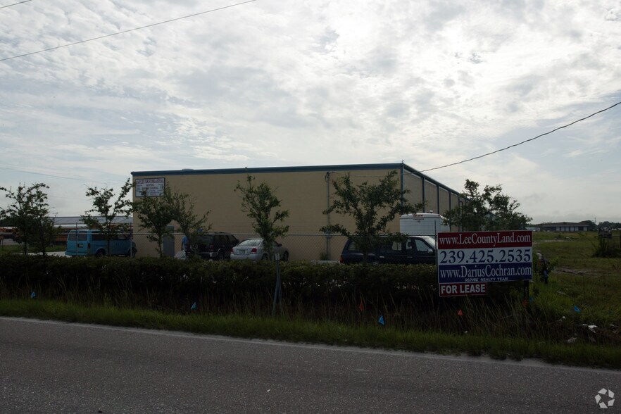 2829 Ford Street Ext, Fort Myers, FL à louer - Photo de l’immeuble – Image 3 sur 5
