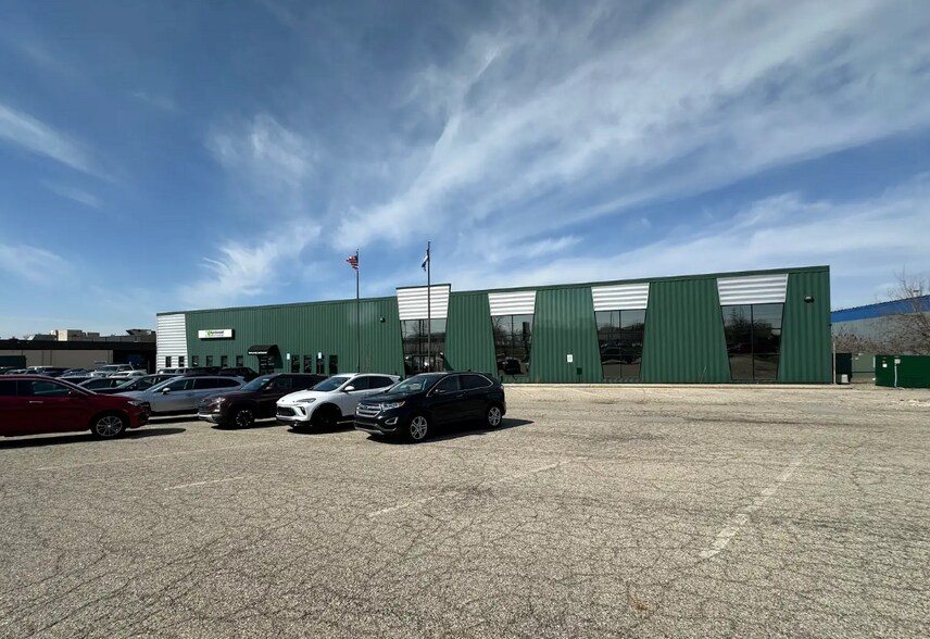 3063 Breton Rd SE, Grand Rapids, MI à louer - Photo de l’immeuble – Image 1 sur 6