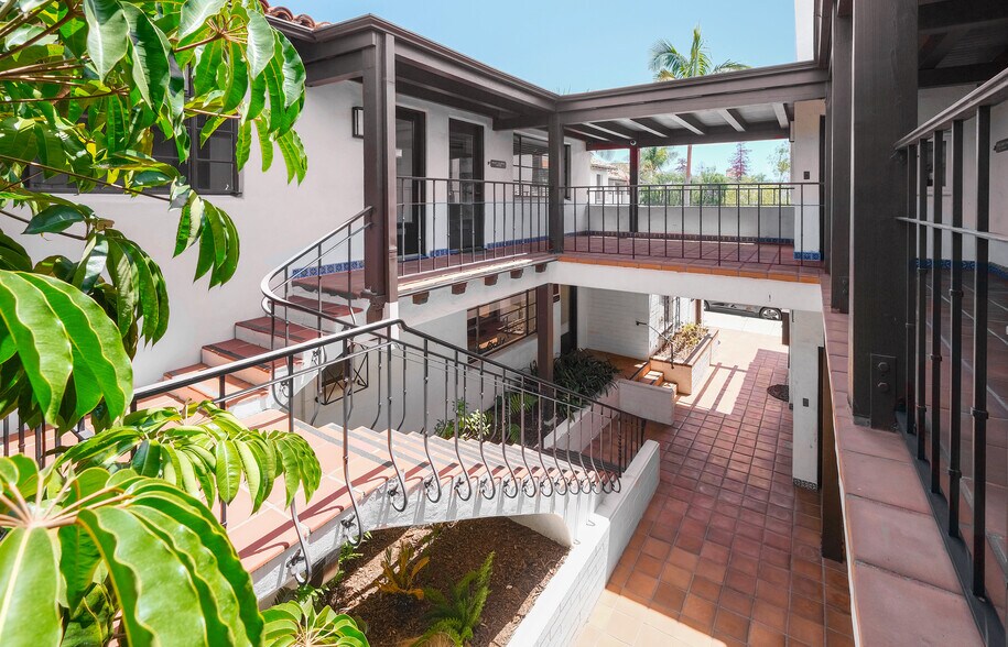 125 E Victoria St, Santa Barbara, CA à vendre - Photo de l’immeuble – Image 2 sur 9