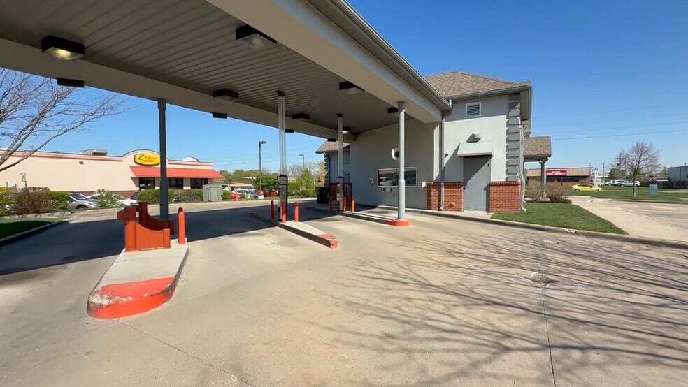 2221 W 31st St, Lawrence, KS à vendre - Vidéo sur l’annonce professionnelle – Image 3 sur 30