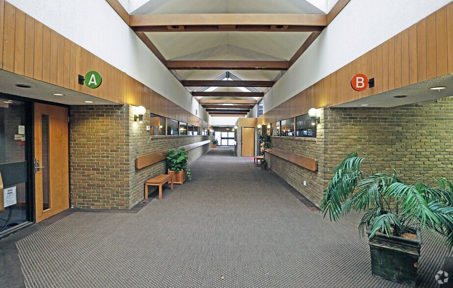 25865 W 12 Mile Rd, Southfield, MI à louer - Photo de l’immeuble – Image 3 sur 4