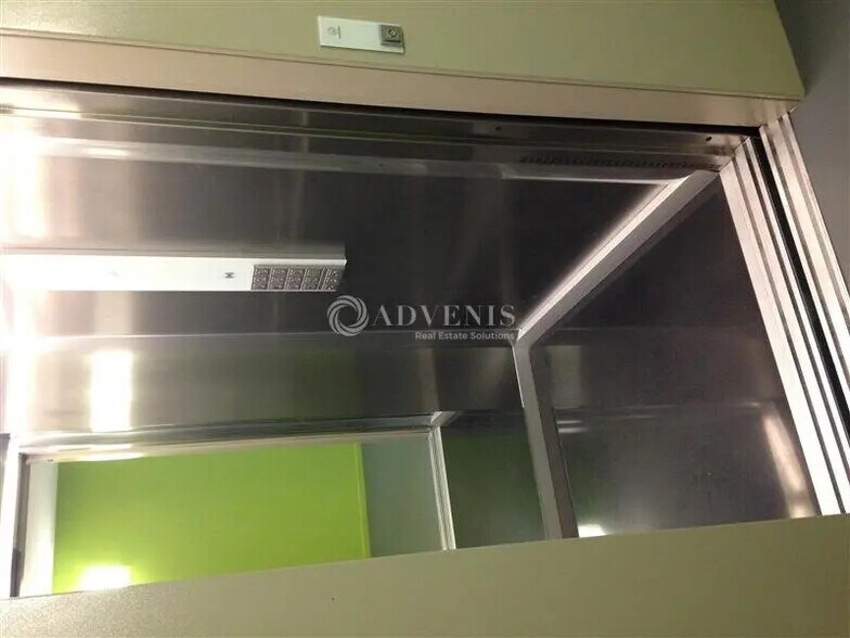 Bureau dans Montigny-le-Bretonneux à louer - Photo de l’immeuble – Image 2 sur 8