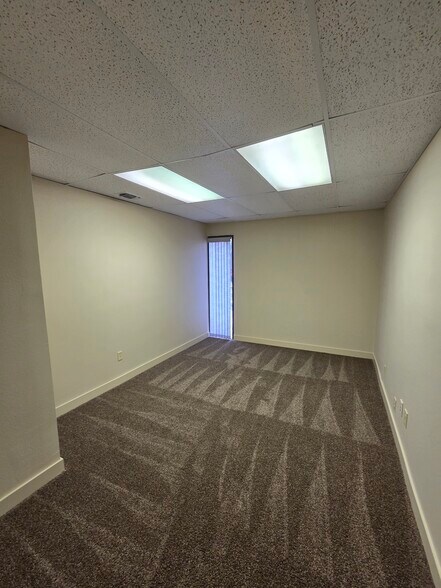 307 W Rhapsody Dr, San Antonio, TX à louer - Photo de l’immeuble – Image 2 sur 11
