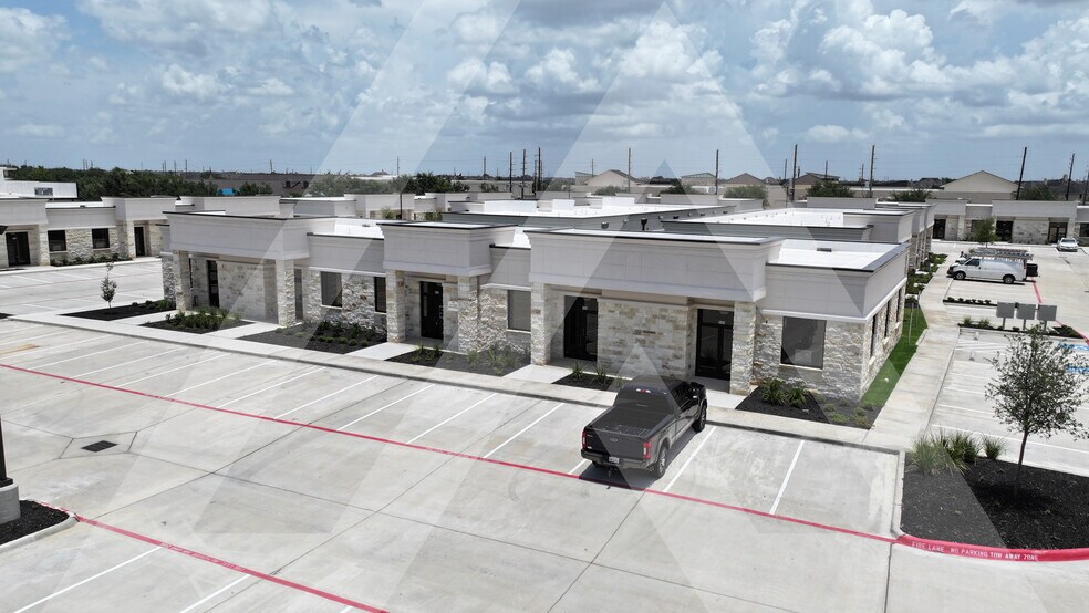 28111 S Firethorne Rd, Katy, TX à louer - Photo de l’immeuble – Image 2 sur 11