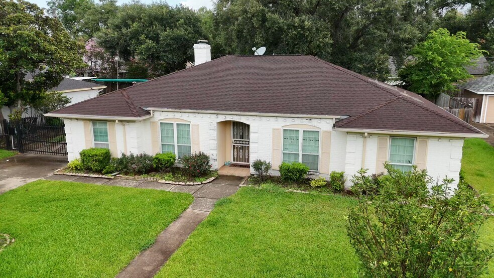 7722 Sands Point Dr, Houston, TX à vendre - Vidéo sur l’annonce professionnelle – Image 3 sur 12