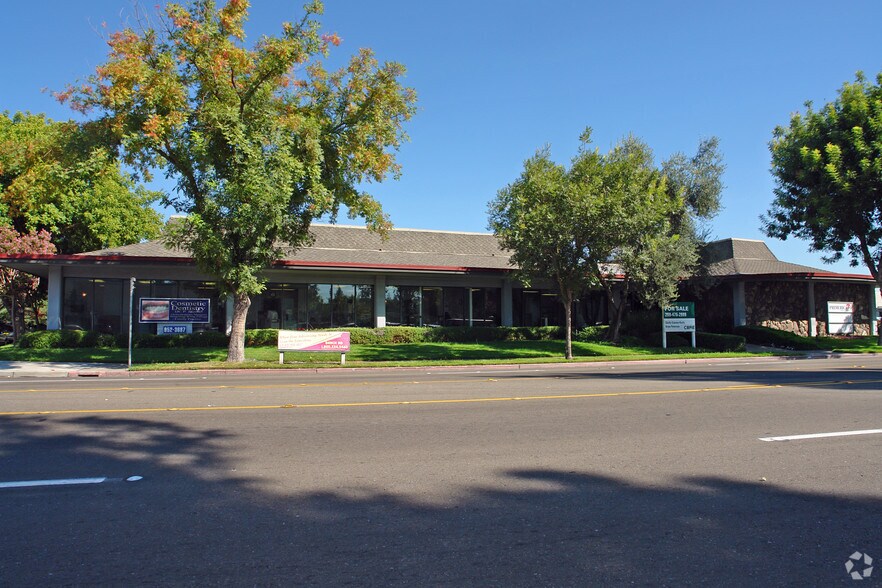 1035 W Robinhood Dr, Stockton, CA à louer - Photo principale – Image 1 sur 10