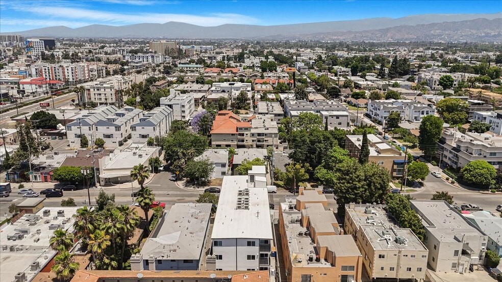 10918 Camarillo St, North Hollywood, CA à vendre - Photo de l’immeuble – Image 2 sur 68