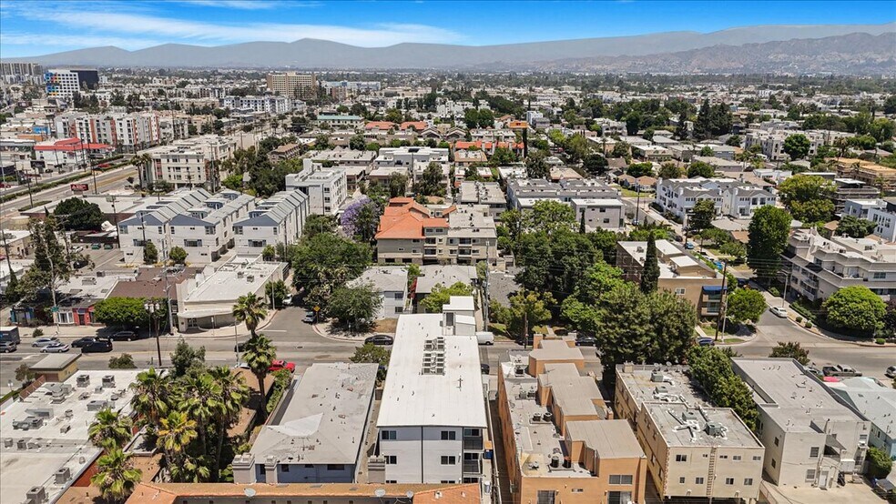 10920 Camarillo St, North Hollywood, CA à vendre - Photo de l’immeuble – Image 2 sur 68
