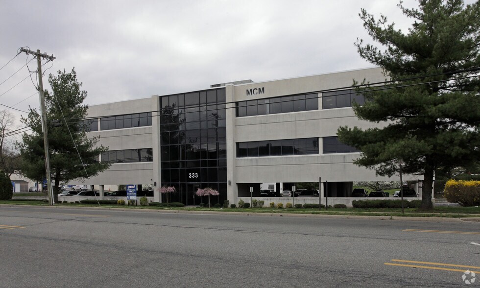 333 Fairfield Rd, Fairfield, NJ à louer - Photo principale – Image 1 sur 11