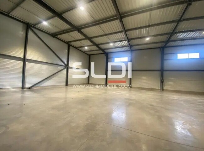 Plus de détails pour Local d’activités à vendre