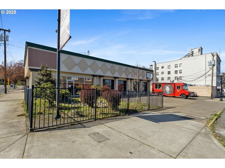 725 SE Lane Ave, Roseburg, OR à vendre - Photo de l’immeuble – Image 3 sur 9