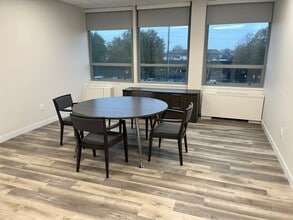 99 W Hawthorne Ave, Valley Stream, NY à louer Photo intérieure– Image 2 sur 6