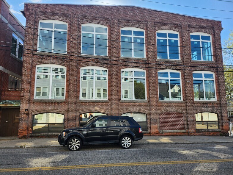 565 N Main St, Woonsocket, RI à vendre - Photo de l’immeuble – Image 1 sur 10
