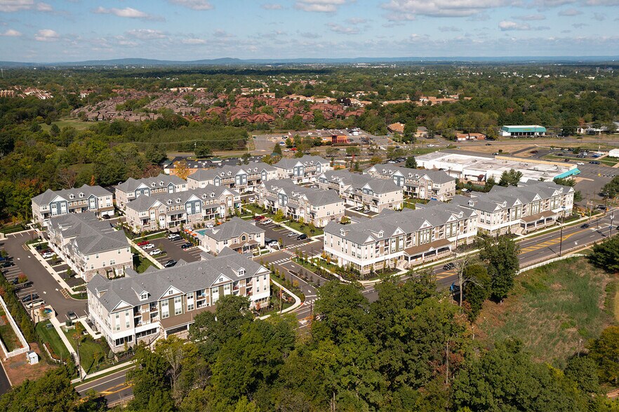1 Housel Cir, Hillsborough, NJ à louer - Photo de l’immeuble – Image 1 sur 22